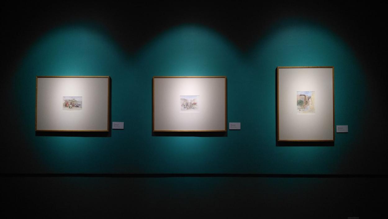 Drei Gemälde Hängen In Der Galerie